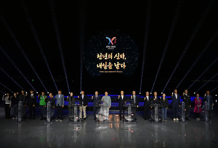 [안동=뉴시스] 18일 저녁 경주 보문호 수상공연장에서 열린 보문 멀티미디어쇼 개막식. (사진=경북도 제공) 2025.10.19. photo@newsis.com *재판매 및 DB 금지