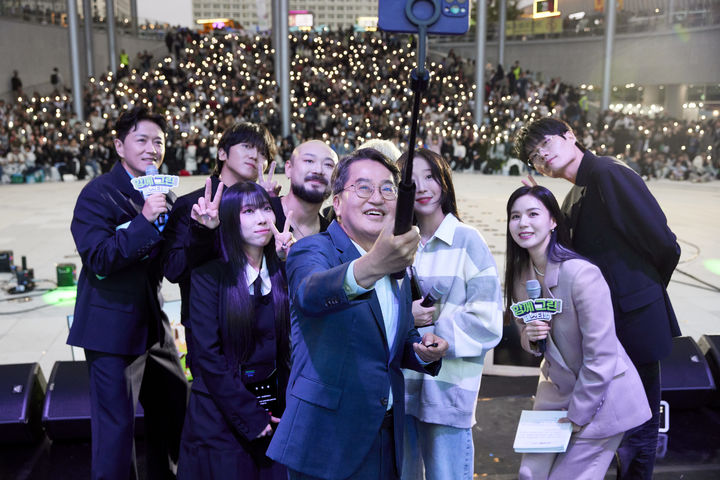 [수원=뉴시스] 18일 오후 경기도담뜰에서 열린 함께 그린(Green) 페스티벌에서 김동연 지사가 신규 홍보대사 위촉식 후 기념촬영을 하고 있다. (사진=경기도 제공) 2025.10.19. photo@newsis.com *재판매 및 DB 금지