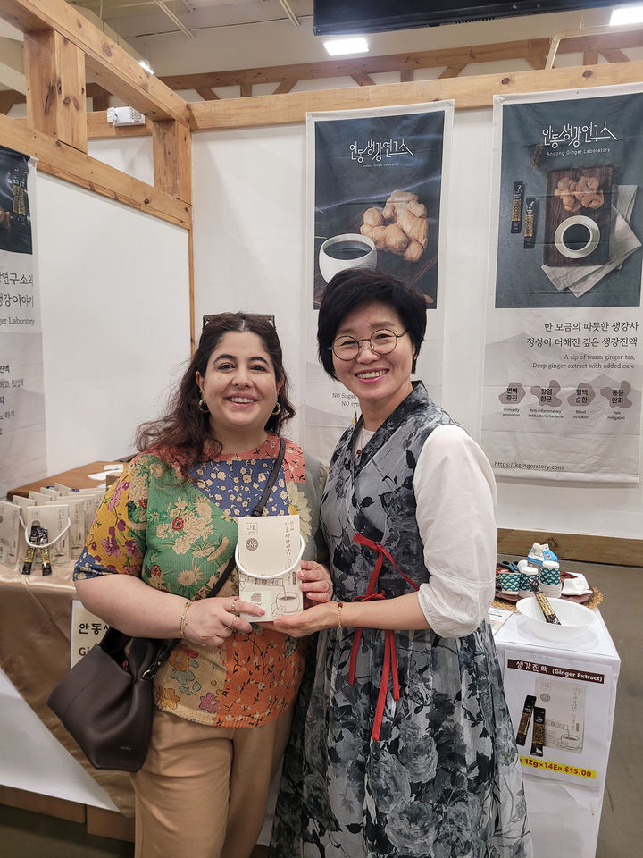  [안동=뉴시스] 김진호 기자 = 농업회사법인㈜ 안동생강연구소 강미혜 대표가 미국에서 '안동생강이야기' 제품을 홍보하고 있다. (사진=안동시 제공) 2025.10.19. photo@newsis.com *재판매 및 DB 금지