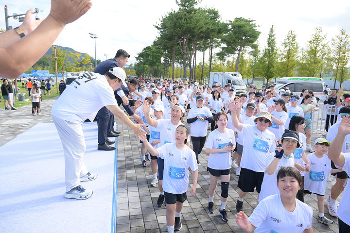 [세종=뉴시스] 한글런 행사 당시 출발지점에서 선수들이 최민호 시장과 인사하고 있다.(사진=세종시 제공). 2025.10.19. photo@newsis.com. *재판매 및 DB 금지