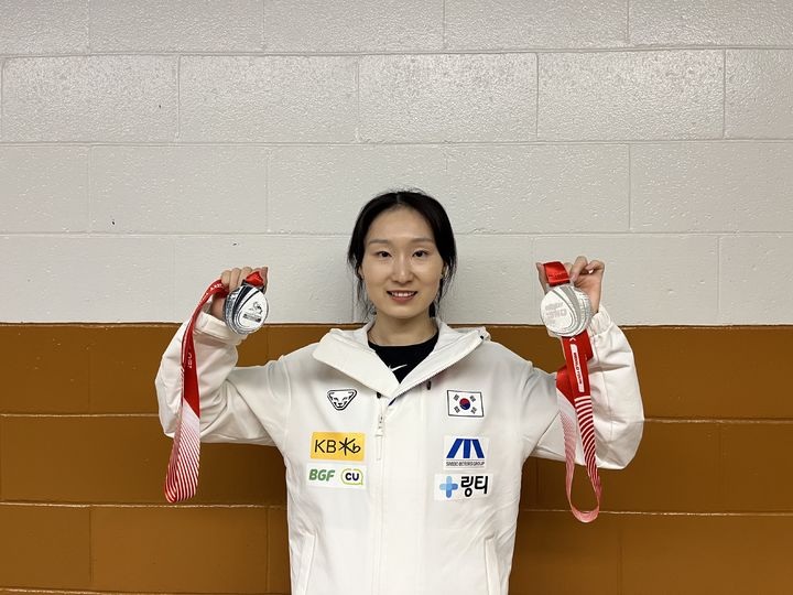 [서울=뉴시스] 한국 쇼트트랙 국가대표 최민정이 19일(한국 시간) 캐나다 퀘벡주 몬트리올의 모리스 리처드 아레나에서 열린 2025~2026 국제빙상경기연맹(ISU) 쇼트트랙 월드투어 2차 대회 여자 1000m, 여자 3000m 계주에서 획득한 은메달을 들어보이고 있다. (사진=올댓스포츠 제공) 2025.10.19. *재판매 및 DB 금지