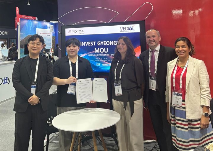 [수원=뉴시스] 중동 최대 스타트업 전시회 '자이텍스 익스팬드 노스 스타(GITEX Expand North Star 2025)'에 참가한 경기도 유망기업이 기념 촬영을 하고 있다. (사진=경기도 제공) 2025.10.19. photo@newsis.com *재판매 및 DB 금지