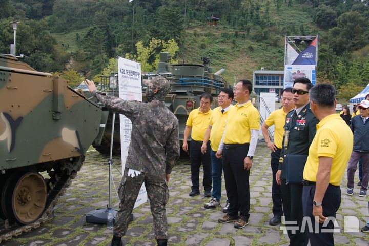 [칠곡=뉴시스] 박홍식 기자 = 김재욱(가운데) 경북 칠곡군수가 19일 칠곡보 생태공원에서 열리는 제12회 칠곡낙동강평화축제장을 찾아 보병 전투 차량을 둘러보고 있다. 2025.10.19 phs6431@newsis.com