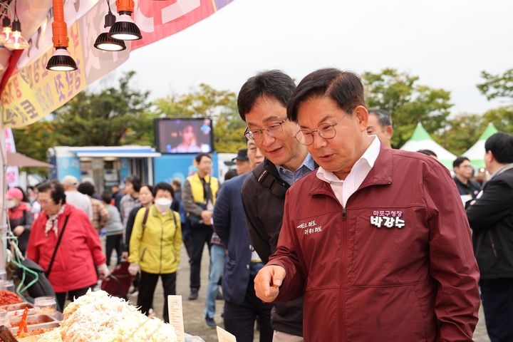 [서울=뉴시스] 박강수 마포구청장이 새우젓 장터를 둘러보고 있다. 2025.10.18. (사진=마포구 제공) *재판매 및 DB 금지