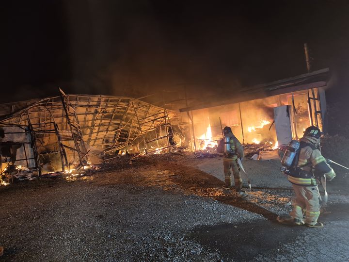 [임실=뉴시스] 19일 오전 4시1분께 전북 임실군 죽계리의 한 양계장에서 불이 나 화염이 솟구치고 있다. (사진=뉴시스 DB) photo@newsis.com *재판매 및 DB 금지