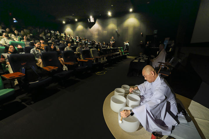 [서울=뉴시스] 지난 18일 서울 중구 CGV 동대문에서 '도심 속에서 만나는 특별한 템플스테이, 고요극장'이 열렸다. 선일스님이 '소리선명상' 코너를 진행했다. (사진=대한불교조계종 한국불교문화사업단 제공) 2025.10.19. photo@newsis.com *재판매 및 DB 금지