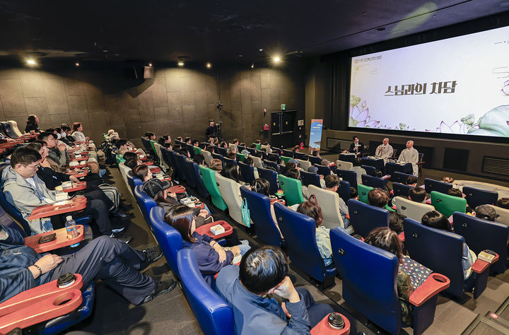 [서울=뉴시스] 지난 18일 서울 중구 CGV 동대문에서 '도심 속에서 만나는 특별한 템플스테이, 고요극장'이 열렸다. 참가자들이 스님과의 차담을 가졌다. (사진=대한불교조계종 한국불교문화사업단 제공) 2025.10.19. photo@newsis.com *재판매 및 DB 금지