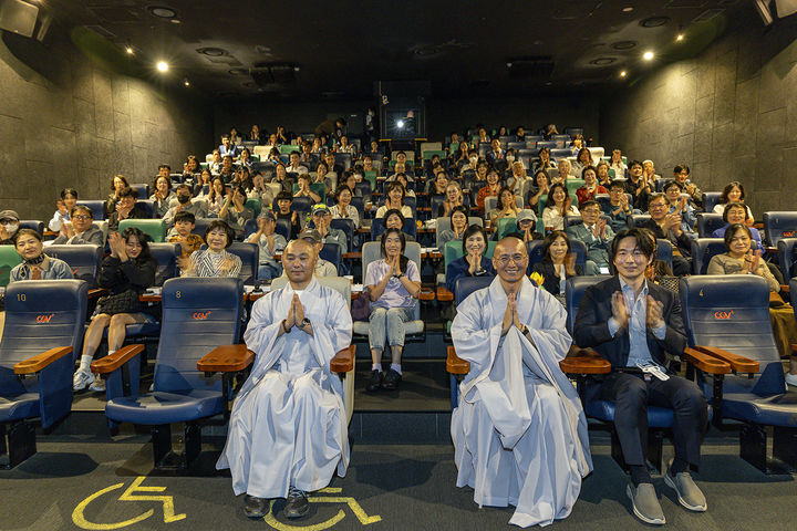 [서울=뉴시스] 지난 18일 서울 중구 CGV 동대문에서 '도심 속에서 만나는 특별한 템플스테이, 고요극장'이 열렸다. (사진=대한불교조계종 한국불교문화사업단 제공) 2025.10.19. photo@newsis.com *재판매 및 DB 금지