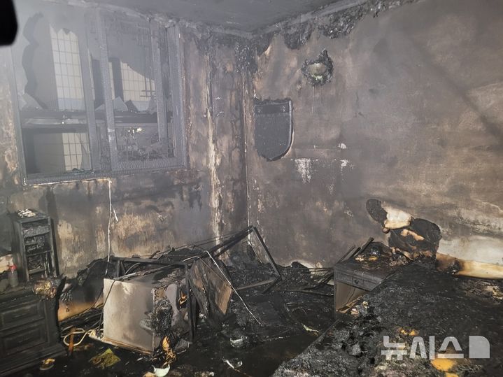 [구미=뉴시스] 안병철 기자 = 지난 18일 오후 6시39분께 경북 구미시 원평동 한 모텔 2층 객실에서 화재가 발생해 투숙객 6명이 자력으로 대피했다.(사진=경북소방본부 제공) 2025.10.19. photo@newsis.com