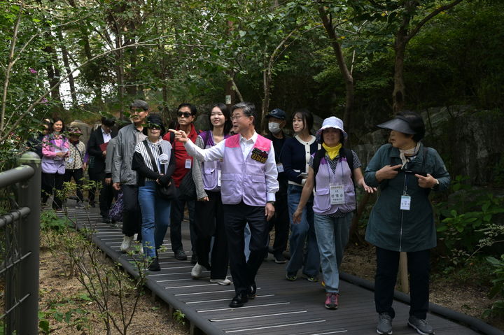 [서울=뉴시스] 어르신 산책동행. 2025.10.19. (사진=중구 제공) *재판매 및 DB 금지