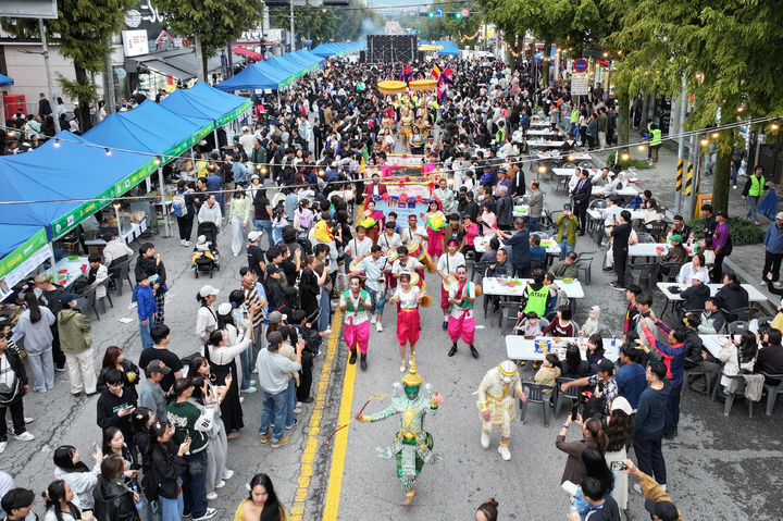 [광주=뉴시스] 지난 18일 오후 광주 광산구 월곡동 일대에서 열린 '2025 광산 세계야시장' 행사에서 퍼레이드 공연이 펼쳐지고 있다. 2025.10.19. photo@newsis.com *재판매 및 DB 금지