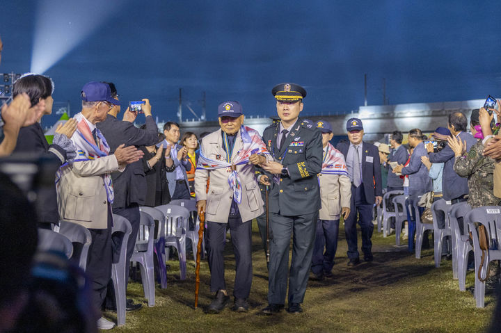 [칠곡=뉴시스] 참전용사들이 행사장으로 입장하고 있다. (사진=칠곡군 제공) 2025.10.19 photo@newsis.com *재판매 및 DB 금지