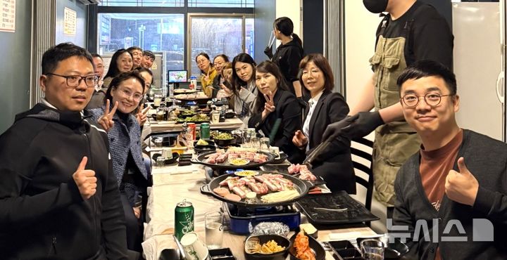 [포항=뉴시스] 송종욱 기자 = 포항시는 지난 18일 중국 광저우 주요 여행 업계 관계자를 초청해 포항의 해양·산업·문화 관광 자원을 둘러본 후 환영 만찬을 하고 있다. (사진=포항시 제공) 2025.10.19. photo@newsis.com