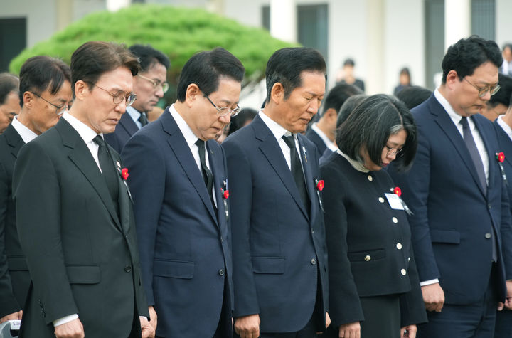 [구레=뉴시스] 김영록 전남지사가 19일 구례군 지리산역사문화관에서 열린 여순사건 제77주기 합동추념식에서 김민석 국무총리, 정청래 민주당 대표 등과 함께 묵념을 하고 있다. (사진 = 전남도 제공). 2025.10.19. photo@newsis.com *재판매 및 DB 금지