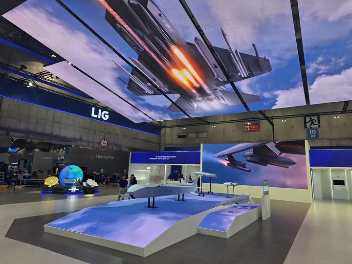 [서울=뉴시스] ADEX 2025 LIG넥스원 부스에 차세대 항공무장체계가 전시된 모습. (사진=LIG넥스원) 2025.10.19 photo@newsis.com *재판매 및 DB 금지 *재판매 및 DB 금지
