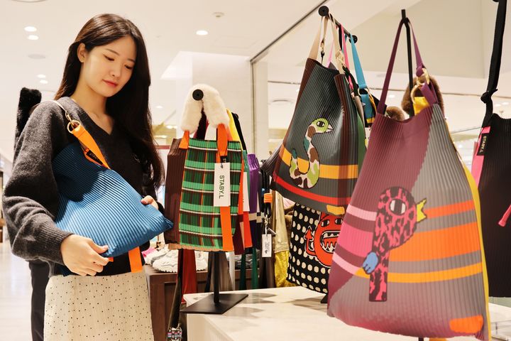 [대구=뉴시스] 롯데백화점은 대구점 지하 1층에서 이색 주름 가방 브랜드 '스태비엘' 팝업 스토어 행사를 진행한다. (사진 = 롯데백화점 제공) 2025.10.19. photo@newsis.com *재판매 및 DB 금지