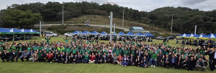 [대구=뉴시스] 대구 수성구는 19일 동대사 잔디광장에서 '수성구 새마을지도자 한마음 전진대회'를 개최했다. (사진 = 대구시 수성구 제공) 2205.10.19. photo@newsis.com *재판매 및 DB 금지