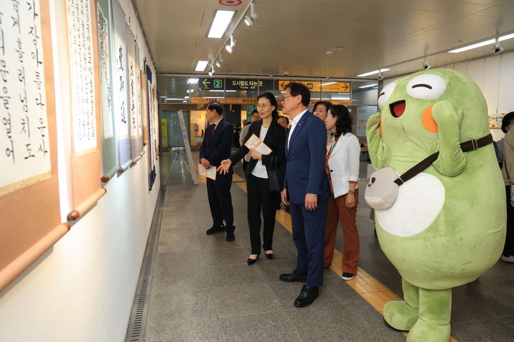 [대구=뉴시스] 대구 도시철도 2호선 범어역 오픈갤러리 대구아트웨이에서 2025 수성구 평생학습센터 작품전시회가 개최된다. (사진 = 대구시 수성구 제공) 2025.10.19. photo@newsis.com *재판매 및 DB 금지