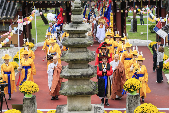 [화성=뉴시스]정명근 화성시장(사진 석탑 바로 오른쪽)이 18일 용주사에서 봉행된 수륙대재에 참석했다. 왕의 교지와 하사품을 전달하는 역할을 맡았다.(사진=화성시 제공)2025.10.19.photo@newsis.com *재판매 및 DB 금지