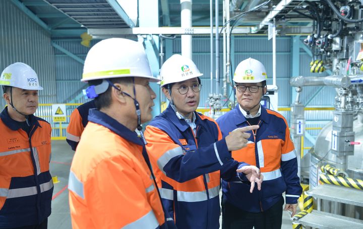 [서울=뉴시스] 최윤범 고려아연 회장이 온산제련소 내 게르마늄 설비 신설 현장을 점검하는 모습. (사진=고려아연) 2025.10.19 photo@newsis.com *재판매 및 DB 금지 *재판매 및 DB 금지