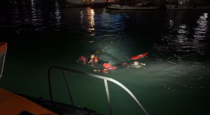[광주=뉴시스] 19일 오전 2시7분께 전남 완도군 완도항 주변 해상에서 '사람이 물에 빠졌다'는 한 낚시꾼의 신고가 접수돼 해경이 구조에 나서고 있다. (사진 = 완도해경 제공) 2025.10.19. photo@newsis.com *재판매 및 DB 금지