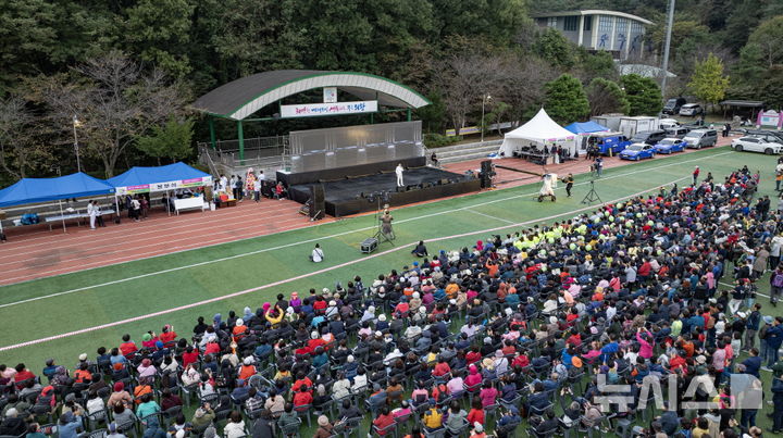 [의왕=뉴시스] 제37회 의왕 시민의날 기념식 및 한마음 명량운동회가 지난 18일 관내 부곡 체육공원에서 400여명의 시민이 참여한 가운데 열렸다. (사진=의왕시 제공)..2025.10.19. photo@newsis.com