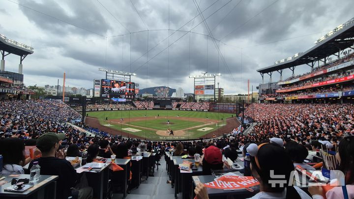 [대전=뉴시스] 문채현 기자 = 19일 대전 한화생명볼파크에서 열린 한화 이글스와 삼성 라이온즈의 2025 신한 쏠뱅크 KBO 포스트시즌 플레이오프 2차전이 전석 매진됐다. 2025.10.19. dal@newsis.com