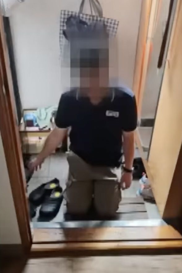 [서울=뉴시스] 지난 16일 한 남성이 대낮에 주택 가정집의 담을 넘어 침입한 사건이 제보를 통해 알려졌다. 사진은 제보자가 공유한 사건 당시 영상 캡처본. (사진 = 'JTBC News' 유튜브 캡처) 2025.10.19. *재판매 및 DB 금지