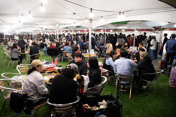 [구미=뉴시스] 푸드페스티벌 축제장 찾은 시민들. (사진=구미시 제공) 2025.10.19 photo@newsis.com *재판매 및 DB 금지