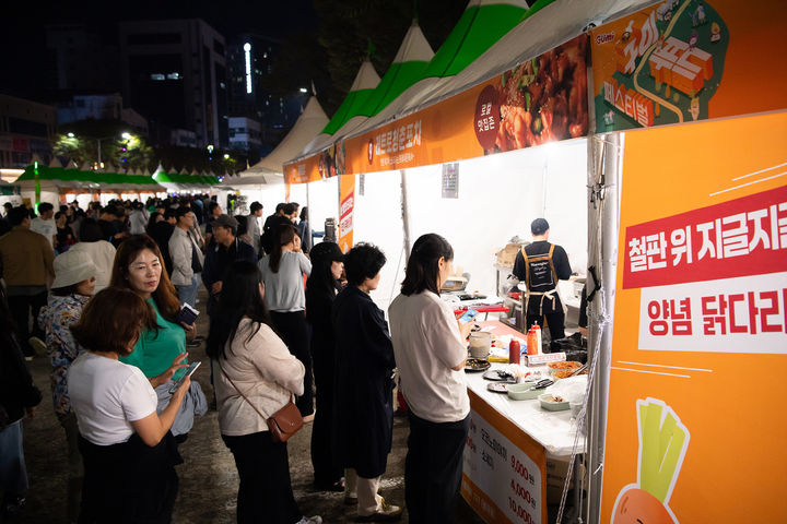 [구미=뉴시스] 푸드페스티벌 음식 부스. (사진=구미시 제공) 2025.10.19 photo@newsis.com *재판매 및 DB 금지