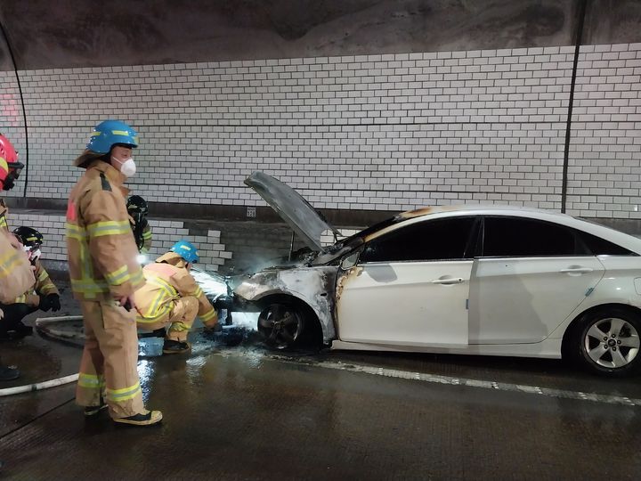 익산장수고속도로 곰티터널서 승용차 불…인명 피해 없어