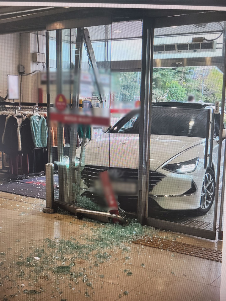 [부산=뉴시스] 19일 낮 12시25분께 부산 동래구의 한 대형마트 정문 출입구로 A(60대)씨가 자신의 승용차를 몰고 돌진하는 사고가 발생했다. (사진=부산 동래경찰서 제공) 2025.10.19. photo@newsis.com *재판매 및 DB 금지