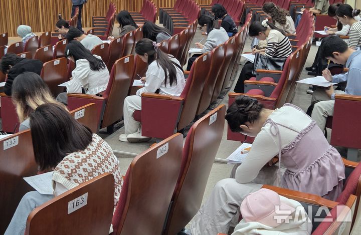 [부산=뉴시스] 김민지 기자 = 19일 오후 부산 금정구 부산외국어대학교 만오기념홀에서 뉴시스가 주최한 '제1회 부산 유학생 부산사랑 글짓기 대회'가 진행되고 있다. 2025.10.19. mingya@newsis.com
