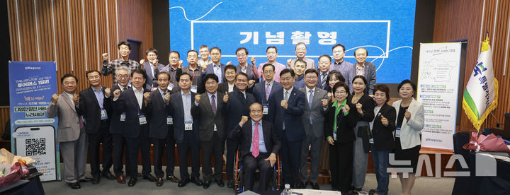 [전주=뉴시스] 19일 전주 시그니처호텔에서 열린 2025년 전북특별자치도 도민의 날 기념 출향도민 환영 만찬회에 김관영 전북특별자치도지사와 문승우 도의장, 윤석정 전북애향본부 총재를 비롯한 전북도민회 및 호남향우회 회원들이 고향 방문을 환영하며 기념촬영을 하고 있다. 2025.10.19 (사진= 전북자치도 제공) *재판매 및 DB 금지