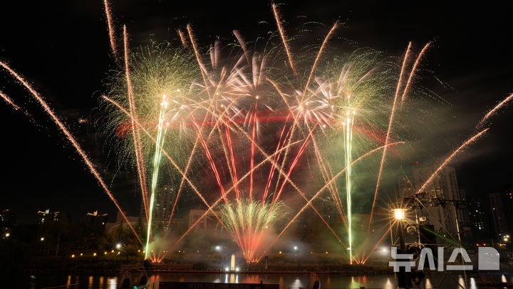 [김포=뉴시스] 정일형 기자= 라베니체 불꽃쇼.(사진=김포시 제공)