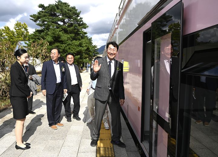 [원주=뉴시스] 19일 강원 원주시 동부권 관광 활성화를 위해 '반곡~금대 관광열차' 시범 운행식과 핵심시설인 '똬리굴' 착공식이 열린 가운데 원강수 원주시장이 관광열차에 오르기 전 포즈를 취하고 있다. (사진=원주시 제공) 2025.10.19. photo@newsis.com *재판매 및 DB 금지