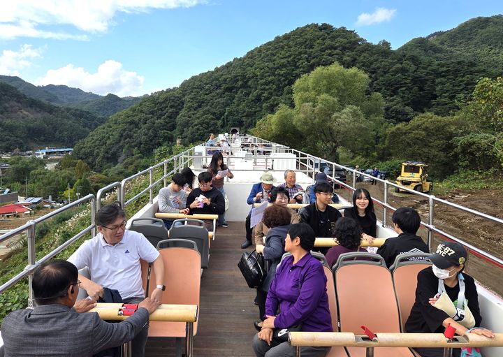 [원주=뉴시스] 19일 강원 원주시 동부권 관광 활성화를 위해 '반곡~금대 관광열차' 시범 운행식과 핵심시설인 '똬리굴' 착공식이 열린 가운데 2층 열차에 탄 시민들이 원주의 자연경관을 만끽하고 있다. (사진=원주시 제공) 2025.10.19. photo@newsis.com *재판매 및 DB 금지