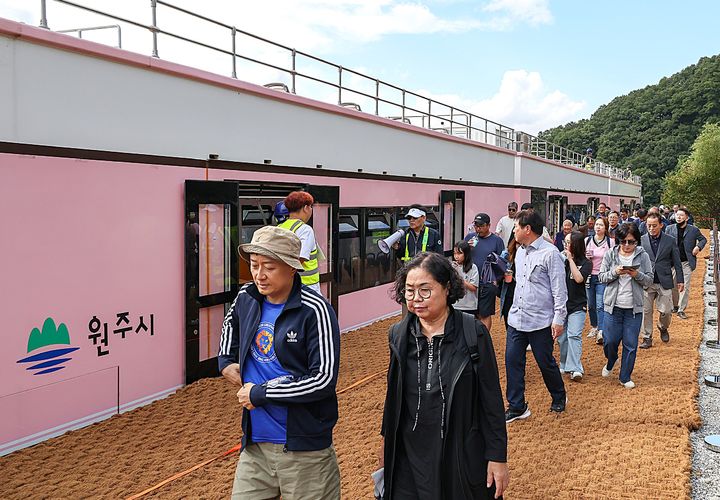 [원주=뉴시스] 19일 강원 원주시 동부권 관광 활성화를 위해 '반곡~금대 관광열차' 시범 운행식과 핵심시설인 '똬리굴' 착공식이 열린 가운데 똬리굴 입구에 도착한 시민들이 열차에서 내리고 있다. (사진=원주시 제공) 2025.10.19. photo@newsis.com *재판매 및 DB 금지