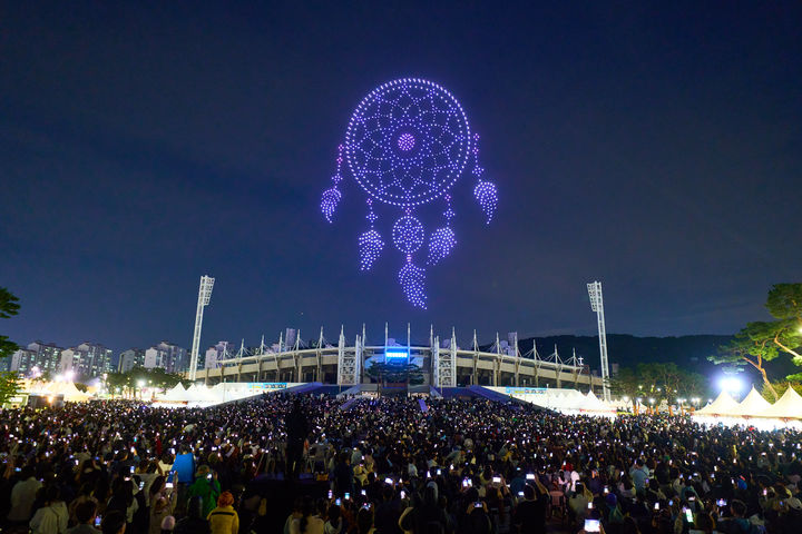 [천안=뉴시스] 2025 빵빵데이 천안 마지막 날인 19일, 천안종합운동장에서 드론 라이트쇼가 펼쳐졌다. (사진=천안시 제공) 2025.10.19 photo@newsis.com *재판매 및 DB 금지