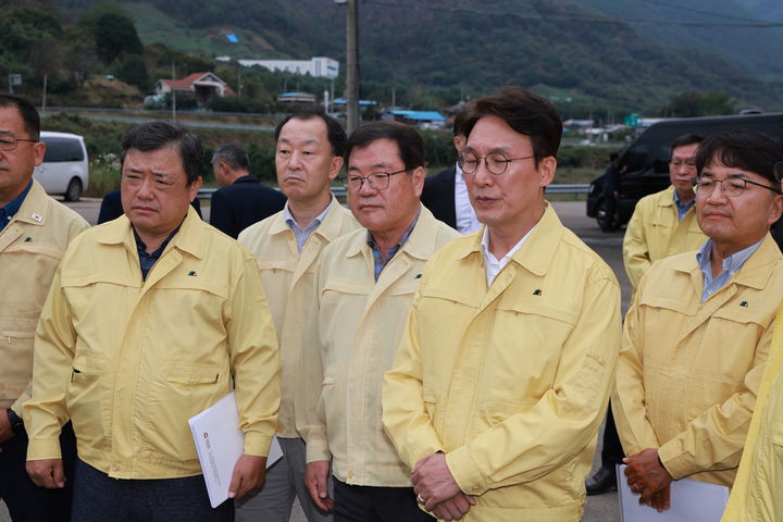 [산청=뉴시스] 김민석 국무총리가 산청군 시천면을 방문하여 산불피해 및 복구현황을 청취했다.(사진=산청군 제공) 2025. 10. 19. photo@newsis.com *재판매 및 DB 금지