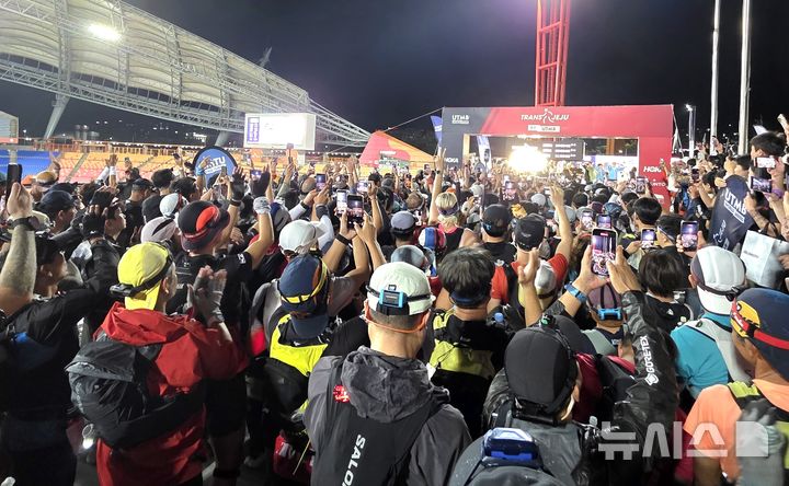 [제주=뉴시스] 임재영 기자 = 트랜스제주 국제트레일러닝대회 150㎞ 참가자들이 17일 오후 출발선인 서귀포시 제주월드컵경기장에서 선전을 다짐하고 있다. 2025.10.20. ijy788@newsis.com