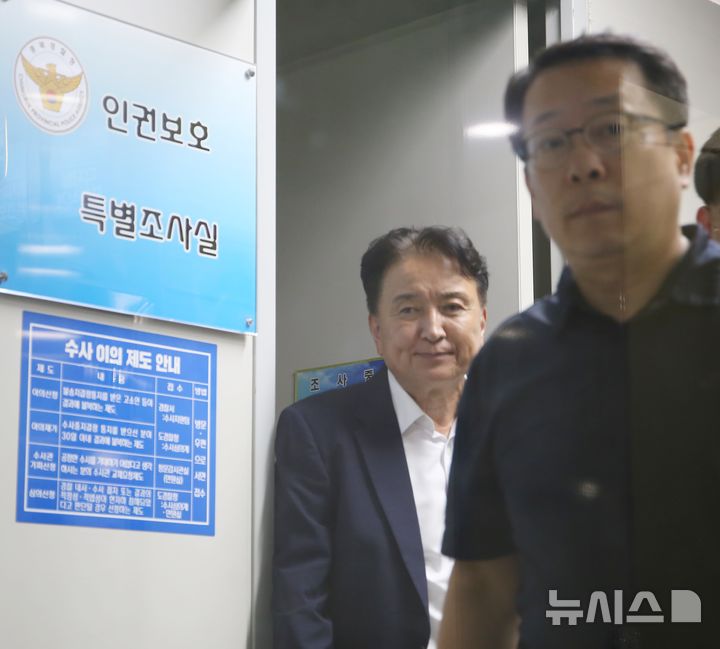 [청주=뉴시스] 서주영 기자 = 김영환 충북지사가 19일 충북경찰청에서 돈봉투 수수 의혹과 관련해 조사를 받은 뒤 나오고 있다. 2025.10.19. juyeong@newsis.com