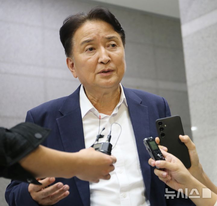 [청주=뉴시스] 서주영 기자 = 김영환 충북지사가 19일 충북경찰청에서 돈봉투 수수 의혹과 관련해 경찰 조사를 받은 뒤 발언하고 있다. 2025.10.19. juyeong@newsis.com