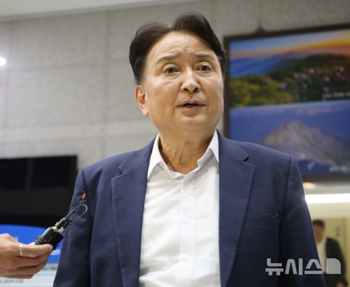 [청주=뉴시스] 서주영 기자 = 김영환 충북지사가 19일 충북경찰청에서 돈봉투 수수 의혹과 관련해 경찰 조사를 받은 뒤 발언하고 있다. 2025.10.19. juyeong@newsis.com