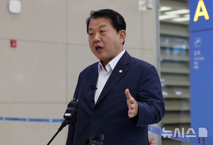 [인천공항=뉴시스] 조성우 기자 = 더불어민주당 김병주 재외국민안전대책단장이 19일 오전 인천국제공항 제2터미널을 통해 캄보디아에서 귀국해 감금됐던 한국인 청년 3명 구출 관련 설명을 하고 있다. 2025.10.19. xconfind@newsis.com
