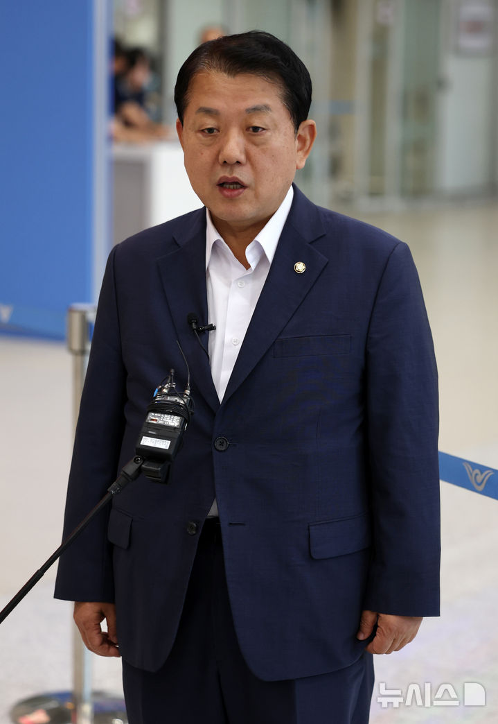 [인천공항=뉴시스] 조성우 기자 = 더불어민주당 김병주 재외국민안전대책단장이 19일 오전 인천국제공항 제2터미널을 통해 캄보디아에서 귀국해 감금됐던 한국인 청년 3명 구출 관련 설명을 하고 있다. 2025.10.19. xconfind@newsis.com