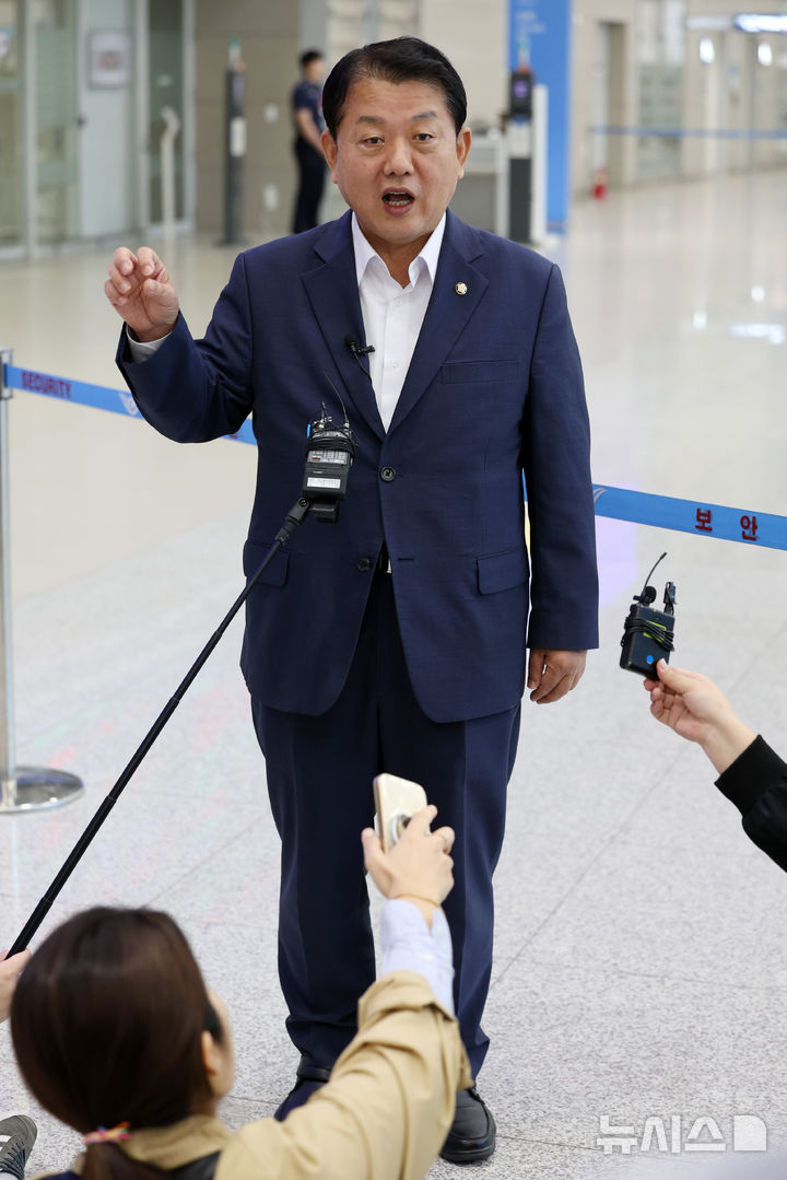 [인천공항=뉴시스] 조성우 기자 = 더불어민주당 김병주 재외국민안전대책단장이 19일 오전 인천국제공항 제2터미널을 통해 캄보디아에서 귀국해 감금됐던 한국인 청년 3명 구출 관련 설명을 하고 있다. 2025.10.19. xconfind@newsis.com