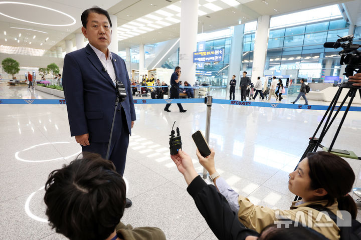 [인천공항=뉴시스] 조성우 기자 = 더불어민주당 김병주 재외국민안전대책단장이 19일 오전 인천국제공항 제2터미널을 통해 캄보디아에서 귀국해 감금됐던 한국인 청년 3명 구출 관련 설명을 하고 있다. 2025.10.19. xconfind@newsis.com