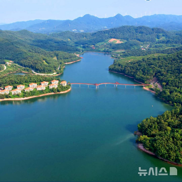 하늘에서 본 나주호 둘레길 2구간 인도교 모습. (사진=나주시 제공) photo@newsis.com