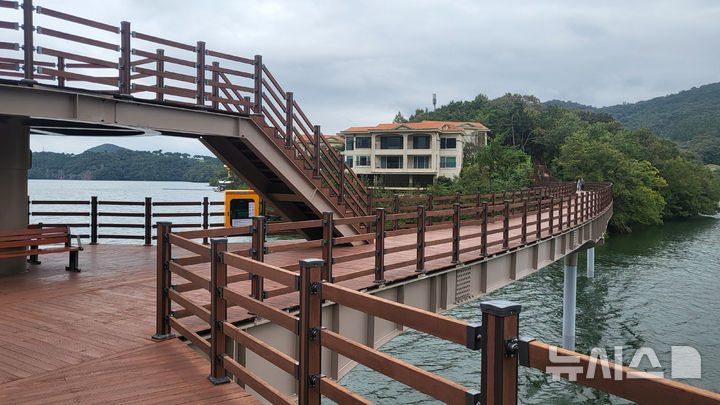 [나주=뉴시스] 이창우 기자=나주호를 횡단할 수 있는 '나주호 둘레길' 2구간 인도교 모습. 2025.09.18. lcw@newsis.com